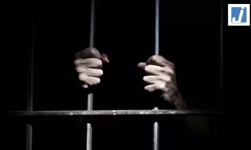 कपड़े उतारने के लिए उकसाया...पुलिस ने मामला सुलझाया, तीन आरोपी गिरफ्तार कपड़े उतारने के लिए उकसाया...पुलिस ने मामला सुलझाया, तीन आरोपी गिरफ्तार