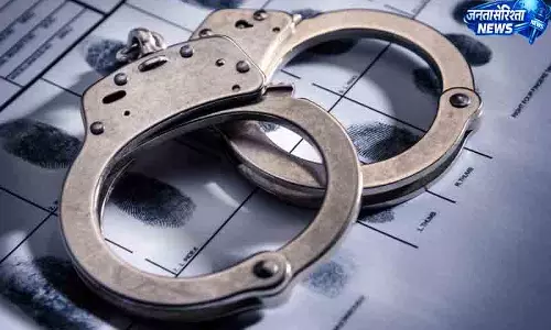हरियाणा के 3 व्यक्ति प्रतिबंधित सामग्री के साथ गिरफ्तार हरियाणा के 3 व्यक्ति प्रतिबंधित सामग्री के साथ गिरफ्तार
