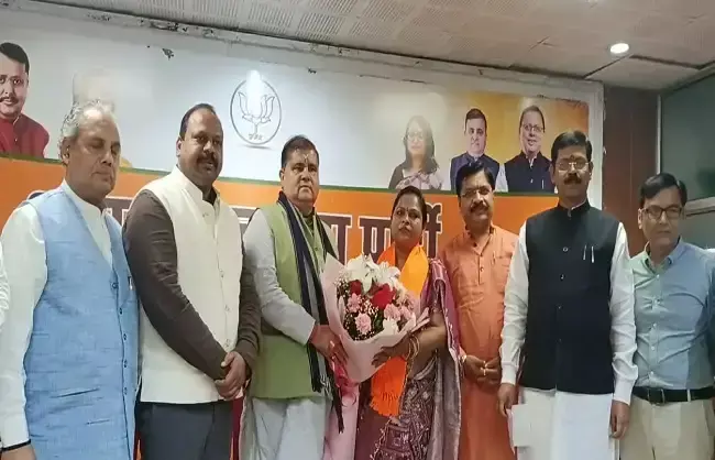 Dehradun: महिला जिलाध्यक्ष समेत कई कांग्रेस नेताओं ने बदला राजनीतिक पाला Dehradun: महिला जिलाध्यक्ष समेत कई कांग्रेस नेताओं ने बदला राजनीतिक पाला