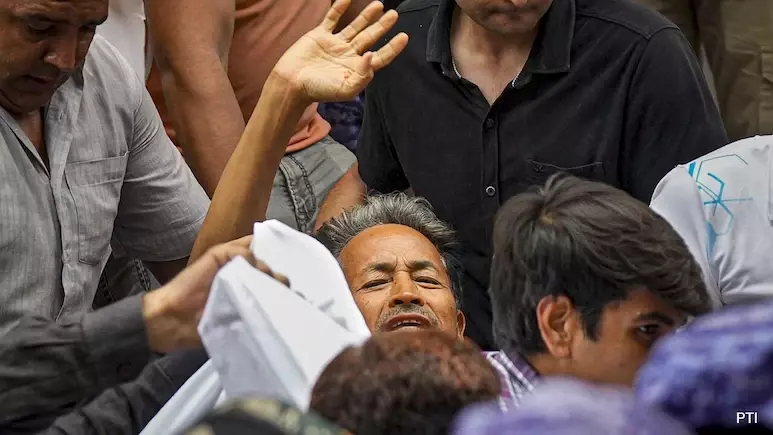विरोध स्थल से सोनम वांगचुक को कैसे हटाया गया? सामने आई पूरी कहानी विरोध स्थल से सोनम वांगचुक को कैसे हटाया गया? सामने आई पूरी कहानी