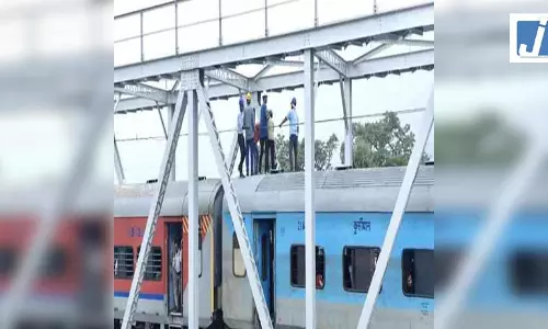 ट्रेन पर टूटा ओएचई तार, टला बड़ा हादसा, रेलवे पुल पर बीच रास्ते रुकी Train ट्रेन पर टूटा ओएचई तार, टला बड़ा हादसा, रेलवे पुल पर बीच रास्ते रुकी Train