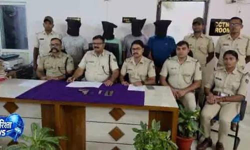 Bhanjanagar चार लोगों ने पुलिसवालों को पिस्तौल से धमकाया; आयोजित Bhanjanagar चार लोगों ने पुलिसवालों को पिस्तौल से धमकाया; आयोजित