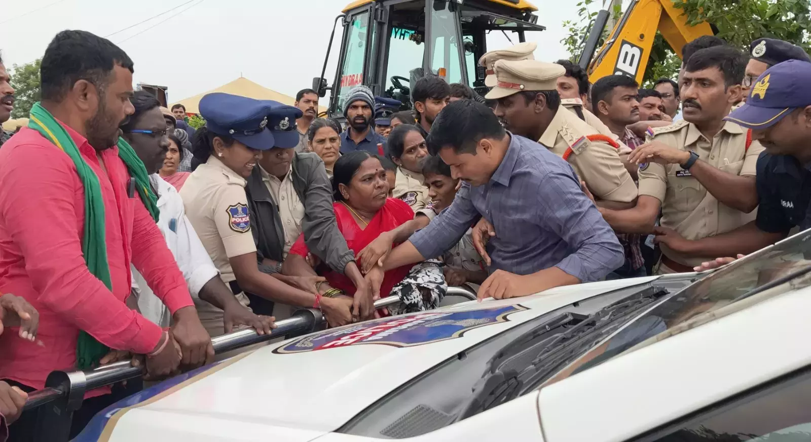 Telangana: बुलेट ट्रेन हब की घेराबंदी से हिंसा भड़की Telangana: बुलेट ट्रेन हब की घेराबंदी से हिंसा भड़की