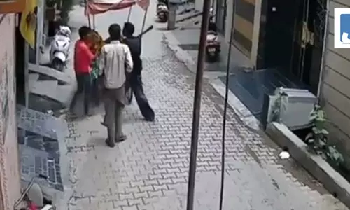 अंधेर नगरी, चौपट राजा...केंद्रीय मंत्री ने कानून-व्यवस्था पर उठाए सवाल, शेयर किया VIDEO अंधेर नगरी, चौपट राजा...केंद्रीय मंत्री ने कानून-व्यवस्था पर उठाए सवाल, शेयर किया VIDEO