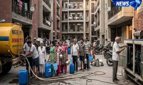 फरीदाबाद के एडोर हैप्पी होम्स में पानी संकट पर बवाल, बिल्डर के खिलाफ अफसरों का प्रदर्शन फरीदाबाद के एडोर हैप्पी होम्स में पानी संकट पर बवाल, बिल्डर के खिलाफ अफसरों का प्रदर्शन