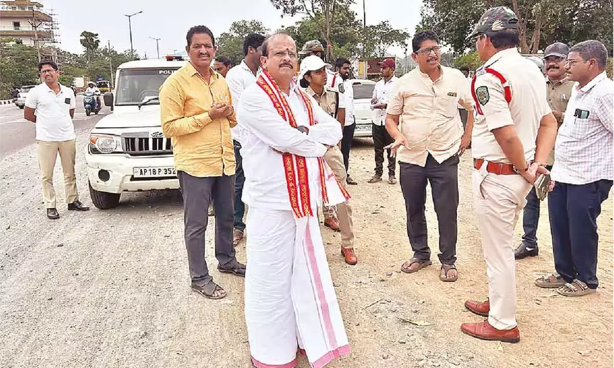 Andhra: गिरि प्रदक्षिणा की तैयारियां तेज़ हो गई हैं Andhra: गिरि प्रदक्षिणा की तैयारियां तेज़ हो गई हैं
