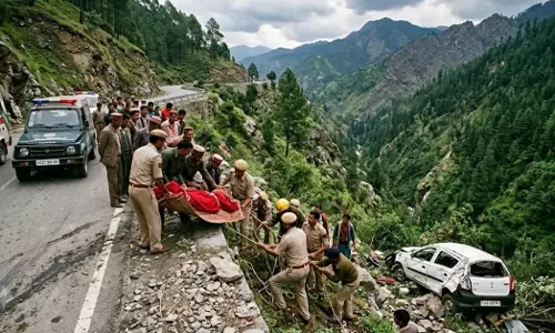 Shimla: शिमला में कार हादसा, गहरी खाई में गिरने से दो लोगों की मौत Shimla: शिमला में कार हादसा, गहरी खाई में गिरने से दो लोगों की मौत