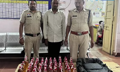 पिट्ठू बैग में छिपाकर शराब बिक्री, गंज इलाके में युवक अरेस्ट पिट्ठू बैग में छिपाकर शराब बिक्री, गंज इलाके में युवक अरेस्ट