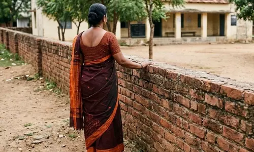 Students से बकरे का चारा मंगवाया, महिला हेडमास्टर पर गिरी गाज Students से बकरे का चारा मंगवाया, महिला हेडमास्टर पर गिरी गाज