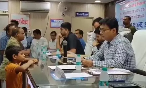 सामने थे DM, SP और बड़े अफसर...8वीं के छात्र ने बेबाकी से रखी अपनी बात, पूरा वीडियो गजब है सामने थे DM, SP और बड़े अफसर...8वीं के छात्र ने बेबाकी से रखी अपनी बात, पूरा वीडियो गजब है