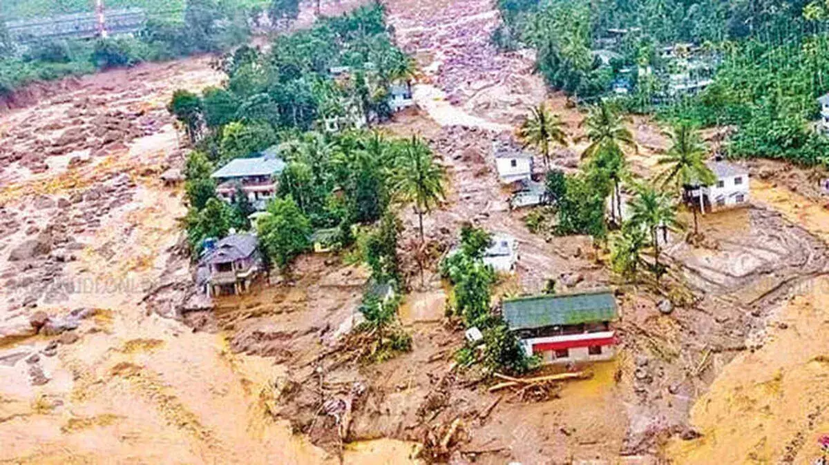 माफ़ी के दावे हवा: भूस्खलन पीड़ितों को थमाए जा रहे बैंक नोटिस माफ़ी के दावे हवा: भूस्खलन पीड़ितों को थमाए जा रहे बैंक नोटिस