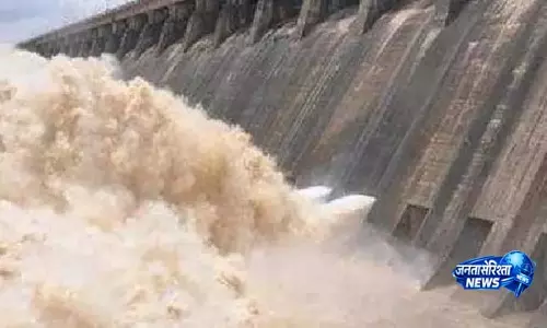 Sambalpur में बाढ़ का पानी छोड़ने के लिए हीराकुंड बांध के चार और स्लुइस गेट खोले गए Sambalpur में बाढ़ का पानी छोड़ने के लिए हीराकुंड बांध के चार और स्लुइस गेट खोले गए