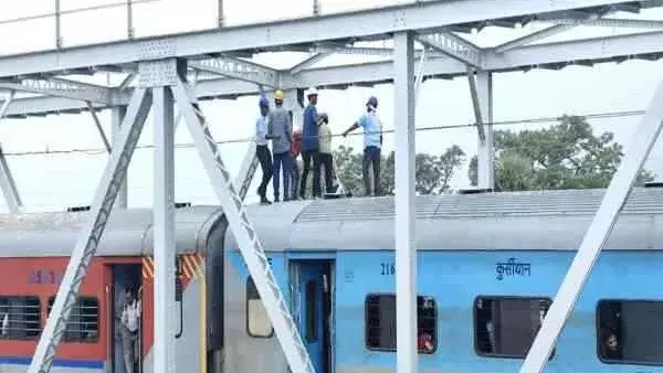झारखंड रेल अपडेट: ओवरहेड तार टूटने से टला टाटा-हावड़ा एक्सप्रेस का हादसा झारखंड रेल अपडेट: ओवरहेड तार टूटने से टला टाटा-हावड़ा एक्सप्रेस का हादसा