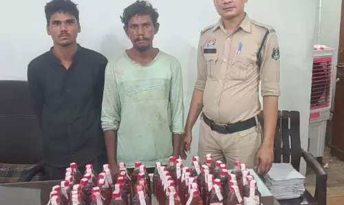 टिकरापारा के इन जगहो पर बिक रही थी अवैध शराब, पुलिस ने मारी रेड टिकरापारा के इन जगहो पर बिक रही थी अवैध शराब, पुलिस ने मारी रेड