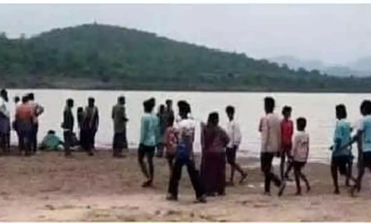 Andhra: गोदावरी में मछली पकड़ते समय पांच लोग डूब गए Andhra: गोदावरी में मछली पकड़ते समय पांच लोग डूब गए