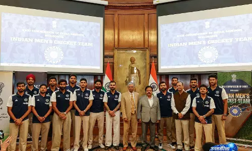लॉर्ड्स में सीरीज़ का फ़ैसला करने वाले मैच से पहले टीम इंडिया हाई कमीशन में भारतीय समुदाय के लोगों से मिली लॉर्ड्स में सीरीज़ का फ़ैसला करने वाले मैच से पहले टीम इंडिया हाई कमीशन में भारतीय समुदाय के लोगों से मिली