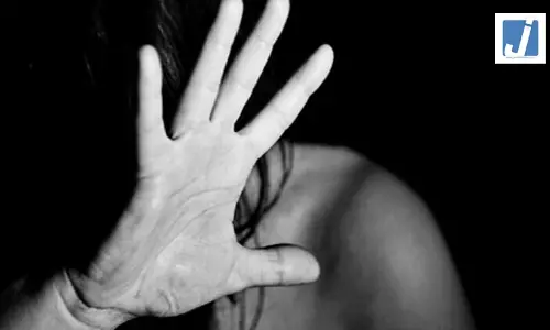 पिता पर 13 साल की नाबालिग बेटी के यौन उत्पीड़न का आरोप, आरोपी की तलाश पिता पर 13 साल की नाबालिग बेटी के यौन उत्पीड़न का आरोप, आरोपी की तलाश