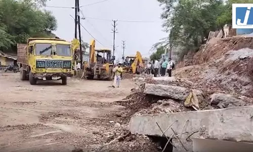 रिटेनिंग वॉल गिरने से तीन दबे, महिला की दर्दनाक मौत रिटेनिंग वॉल गिरने से तीन दबे, महिला की दर्दनाक मौत