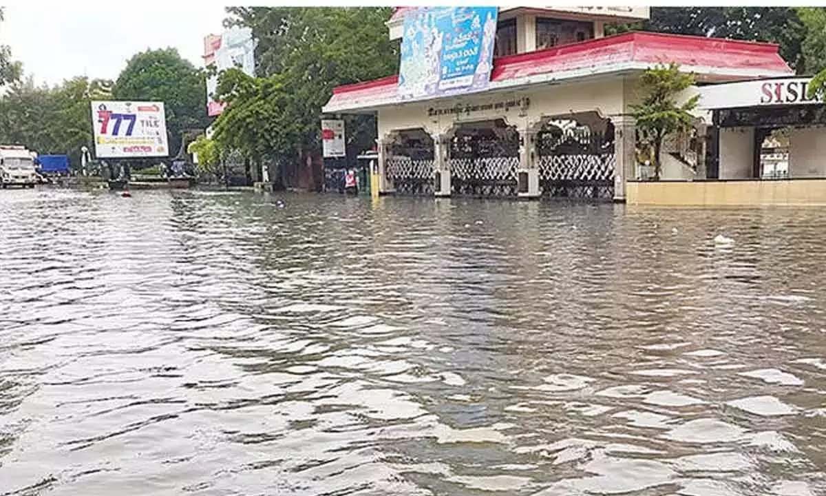 Andhra: गोदावरी ज़िलों में भारी बारिश, निचले इलाकों में बाढ़ Andhra: गोदावरी ज़िलों में भारी बारिश, निचले इलाकों में बाढ़
