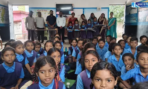शाला त्यागी बालिकाओं को बैग, कॉपी और पेन का वितरण कर किया गया प्रोत्साहित शाला त्यागी बालिकाओं को बैग, कॉपी और पेन का वितरण कर किया गया प्रोत्साहित