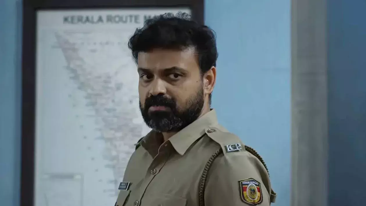 कुंचाको बोबन का धांसू अंदाज: थ्रिलर से भरपूर है उन्माधम का ट्रेलर कुंचाको बोबन का धांसू अंदाज: थ्रिलर से भरपूर है उन्माधम का ट्रेलर