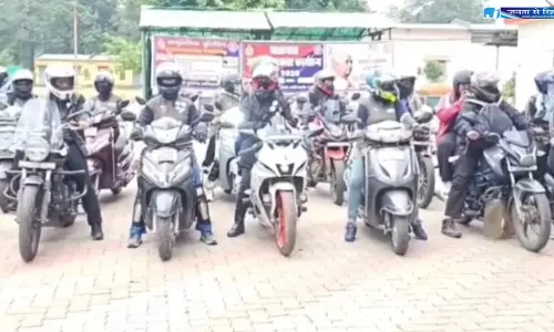 भ्रमण करते महासमुंद पहुंची महिला बाइक राइडर्स भ्रमण करते महासमुंद पहुंची महिला बाइक राइडर्स