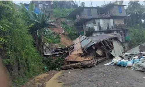 नागालैंड के मोन जिले में भीषण भूस्खलन, एक की मौत; राहत-बचाव अभियान जारी नागालैंड के मोन जिले में भीषण भूस्खलन, एक की मौत; राहत-बचाव अभियान जारी