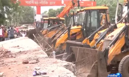 MP: ग्वालियर के चिरवाई नाका में दीवार गिरने से एक व्यक्ति की मौत, दो घायल MP: ग्वालियर के चिरवाई नाका में दीवार गिरने से एक व्यक्ति की मौत, दो घायल