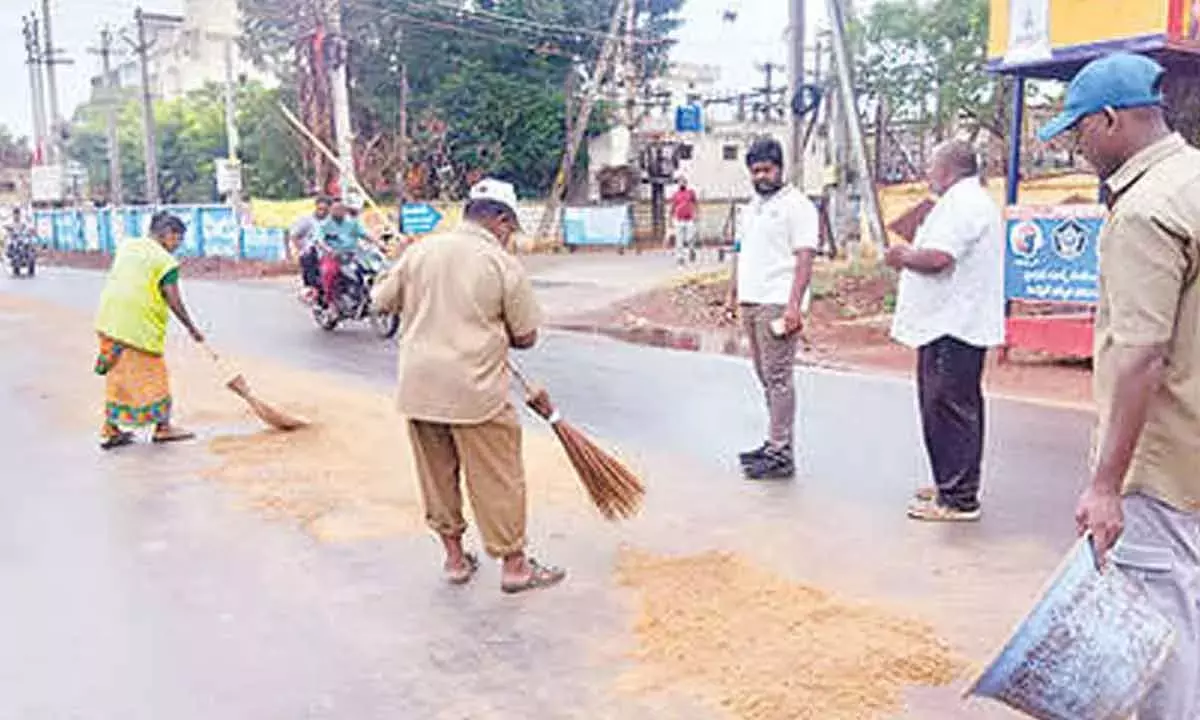 NMC प्रमुख ने अवैध रेत ढुलाई के खिलाफ सख्त कार्रवाई की चेतावनी दी NMC प्रमुख ने अवैध रेत ढुलाई के खिलाफ सख्त कार्रवाई की चेतावनी दी