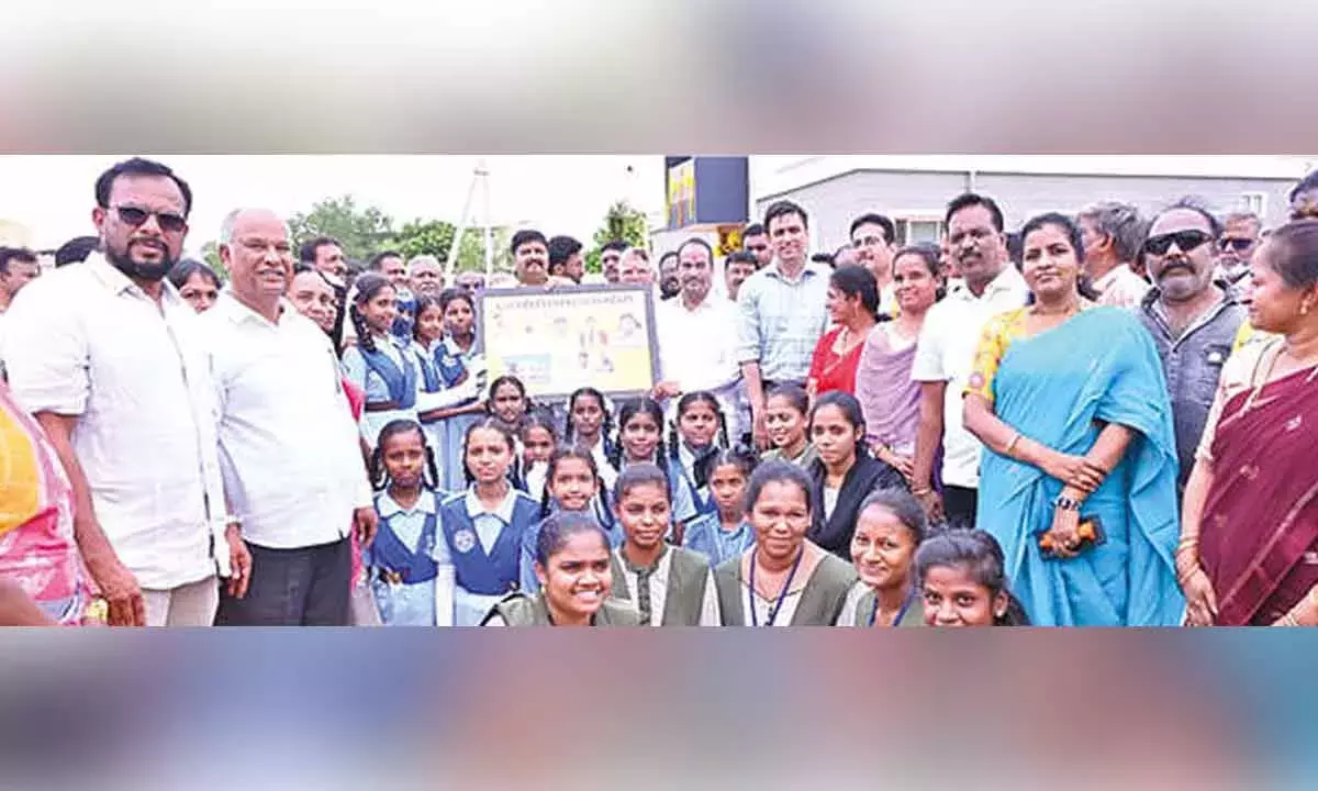 Collector ने ऐतिहासिक कन्नन स्कूल में लड़कियों के लिए आधुनिक हॉस्टल का उद्घाटन किया Collector ने ऐतिहासिक कन्नन स्कूल में लड़कियों के लिए आधुनिक हॉस्टल का उद्घाटन किया