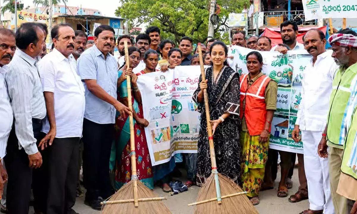 Andhra: MLA सिंधुरा रेड्डी ने बड़े पैमाने पर स्वच्छ आंध्र अभियान का नेतृत्व किया Andhra: MLA सिंधुरा रेड्डी ने बड़े पैमाने पर स्वच्छ आंध्र अभियान का नेतृत्व किया