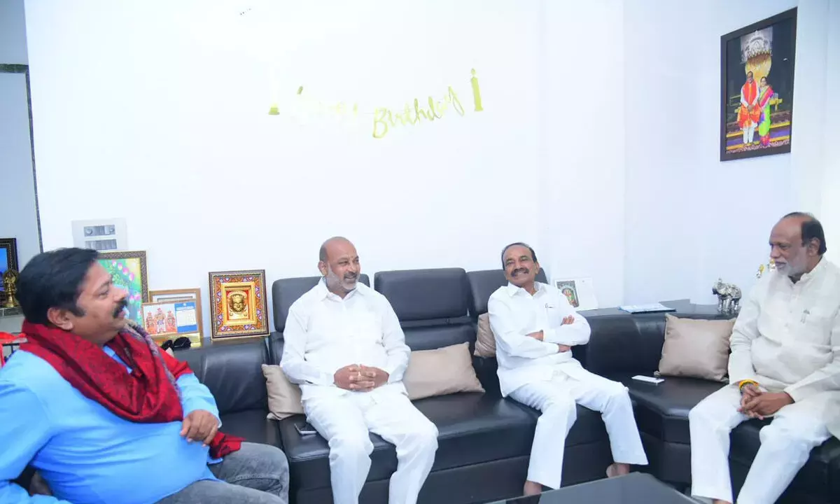 Telangana: नगर निकाय चुनावों से पहले बंदी और एटाला ने आपसी मतभेद भुलाए Telangana: नगर निकाय चुनावों से पहले बंदी और एटाला ने आपसी मतभेद भुलाए