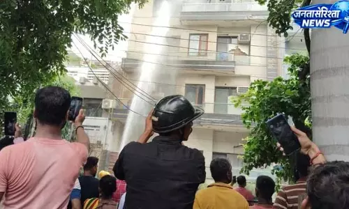 3 मंजिला बिल्डिंग में आग से हड़कंप, रेस्क्यू में पड़ोसी ने की मदद 3 मंजिला बिल्डिंग में आग से हड़कंप, रेस्क्यू में पड़ोसी ने की मदद