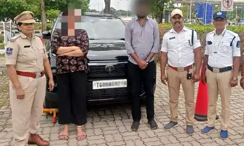 एयरपोर्ट रोड पर खतरनाक स्टंट: कार की छत पर बैठी महिला पर पुलिस का एक्शन एयरपोर्ट रोड पर खतरनाक स्टंट: कार की छत पर बैठी महिला पर पुलिस का एक्शन
