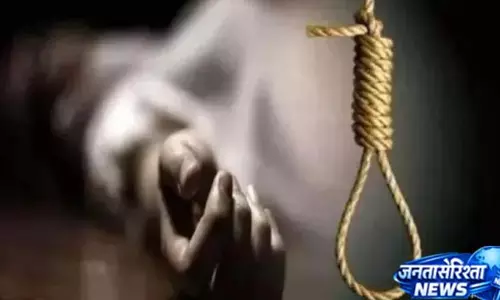 17 साल की बेटी समेत मां की मौत, पिता-बेटे की हालत गंभीर 17 साल की बेटी समेत मां की मौत, पिता-बेटे की हालत गंभीर
