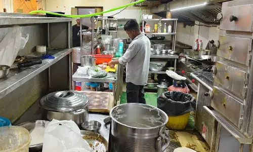 फूड सेफ्टी टीम ने मणिकोंडा के बाबई होटल में साफ़-सफ़ाई में कमी पाई फूड सेफ्टी टीम ने मणिकोंडा के बाबई होटल में साफ़-सफ़ाई में कमी पाई