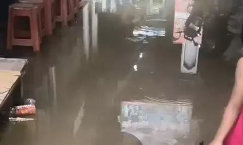 Deoria में पाइपलाइन टेस्टिंग बनी मुसीबत, सड़क पर बहा हजारों लीटर पानी Deoria में पाइपलाइन टेस्टिंग बनी मुसीबत, सड़क पर बहा हजारों लीटर पानी