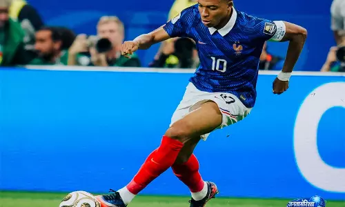 FIFA World Cup 2026: गोल्डन बूट की रेस के बीच एमबाप्पे ने मेसी को लेकर की बड़ी भविष्यवाणी FIFA World Cup 2026: गोल्डन बूट की रेस के बीच एमबाप्पे ने मेसी को लेकर की बड़ी भविष्यवाणी