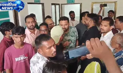 नोबल हॉस्पिटल में मरीज की मौत पर हंगामा, परिजनों ने लगाया इलाज में लापरवाही का आरोप नोबल हॉस्पिटल में मरीज की मौत पर हंगामा, परिजनों ने लगाया इलाज में लापरवाही का आरोप