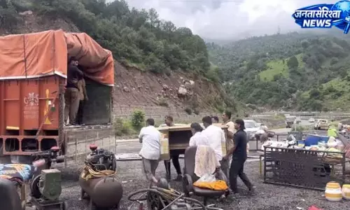 धरमथल में मौत का मंजर, अचानक धंसी जमीन से मलबे में दब गईं दुकानें धरमथल में मौत का मंजर, अचानक धंसी जमीन से मलबे में दब गईं दुकानें