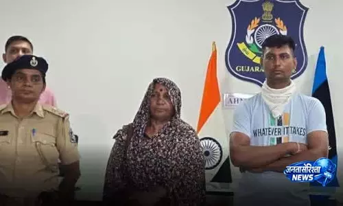 अहमदाबाद पटाखा फैक्ट्री ब्लास्ट: 9 लोगों की मौत, CCTV में कैद हुआ खौफनाक विस्फोट, 3 गिरफ्तार अहमदाबाद पटाखा फैक्ट्री ब्लास्ट: 9 लोगों की मौत, CCTV में कैद हुआ खौफनाक विस्फोट, 3 गिरफ्तार