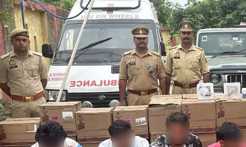 Agra में एंबुलेंस से शराब तस्करी का खुलासा, पुलिस भी रह गई हैरान Agra में एंबुलेंस से शराब तस्करी का खुलासा, पुलिस भी रह गई हैरान