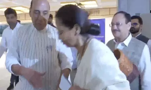 सर्वदलीय बैठक के बाद Supriya Sule ने सम्मान के तौर पर राजनाथ सिंह के पैर छुए सर्वदलीय बैठक के बाद Supriya Sule ने सम्मान के तौर पर राजनाथ सिंह के पैर छुए