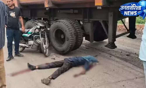 तेज रफ्तार ट्रेलर की चपेट में आने से बाइक सवार युवक की मौत तेज रफ्तार ट्रेलर की चपेट में आने से बाइक सवार युवक की मौत