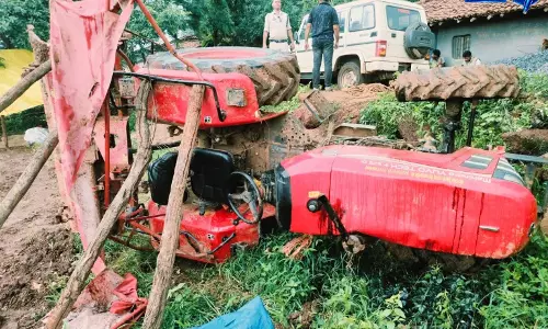 जशपुर में ट्रैक्टर पलटने से दो लोगों की मौत जशपुर में ट्रैक्टर पलटने से दो लोगों की मौत