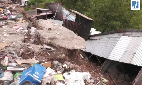 बादल फटने से तबाही, फ्लैश फ्लड में 20 कनाल जमीन धंसी; NH-44 किनारे सात दुकानें ढहीं बादल फटने से तबाही, फ्लैश फ्लड में 20 कनाल जमीन धंसी; NH-44 किनारे सात दुकानें ढहीं
