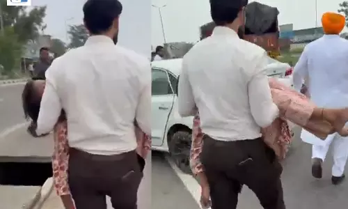 मंत्री नहीं, मददगार बने चिराग पासवान! घायल युवती के लिए रोका काफिला मंत्री नहीं, मददगार बने चिराग पासवान! घायल युवती के लिए रोका काफिला