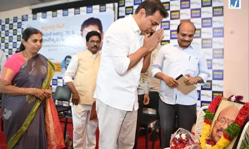 कार्टूनिस्ट शेखर मेमोरियल अवॉर्ड्स-2026 का आयोजन, KTR ने विजेताओं को किया सम्मानित कार्टूनिस्ट शेखर मेमोरियल अवॉर्ड्स-2026 का आयोजन, KTR ने विजेताओं को किया सम्मानित