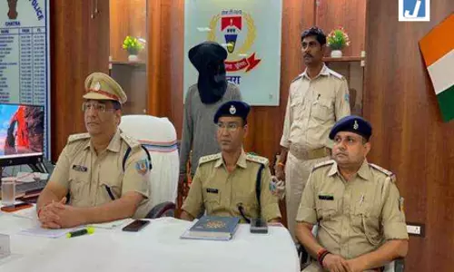 झारखंडः चतरा में 60 लाख के जेवर चोरी का खुलासा, ओडिशा का आरोपी गिरफ्तार झारखंडः चतरा में 60 लाख के जेवर चोरी का खुलासा, ओडिशा का आरोपी गिरफ्तार