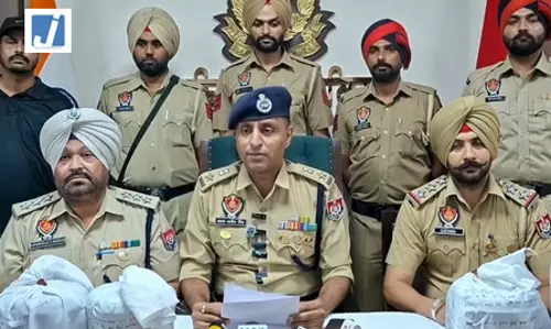 पुलिस की बड़ी कार्रवाई, 760 ग्राम हेरोइन और अवैध हथियारों के साथ 6 आरोपी गिरफ्तार पुलिस की बड़ी कार्रवाई, 760 ग्राम हेरोइन और अवैध हथियारों के साथ 6 आरोपी गिरफ्तार